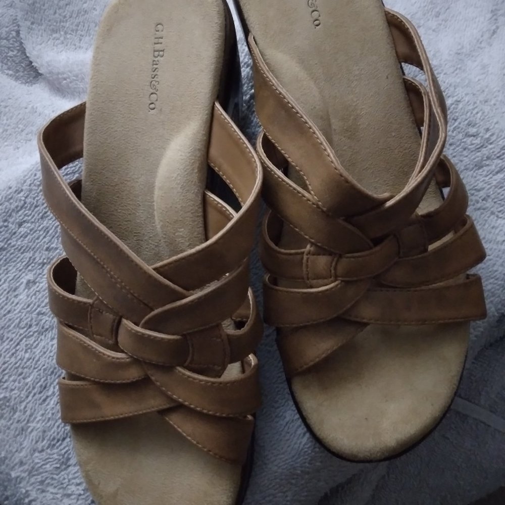 Wedge Heels with light brown details and comfortable padding on the inside.